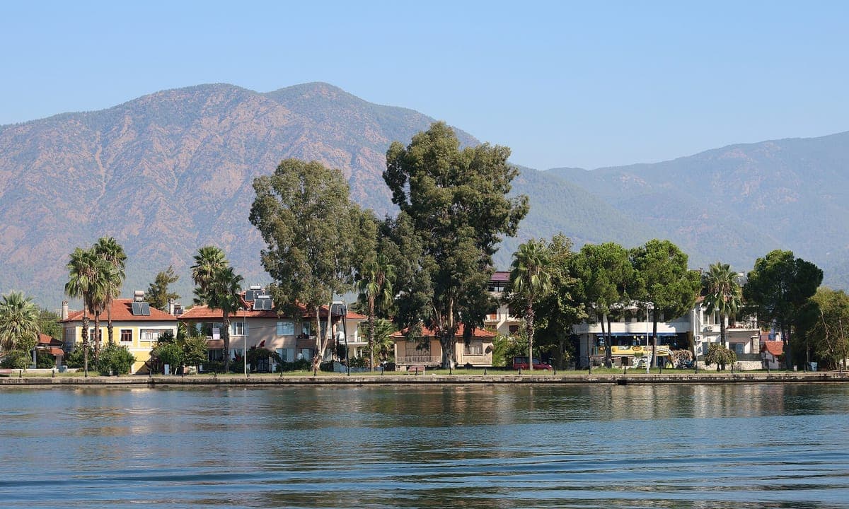 Dalaman–Marmaris yolu üzerindeki Köyceğiz Gölü ve Köyceğiz