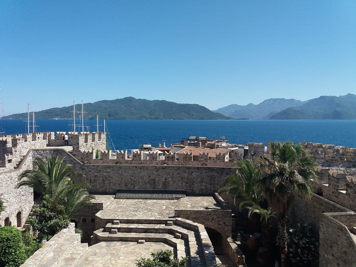 Körfeze bakan Marmaris Kalesi surları