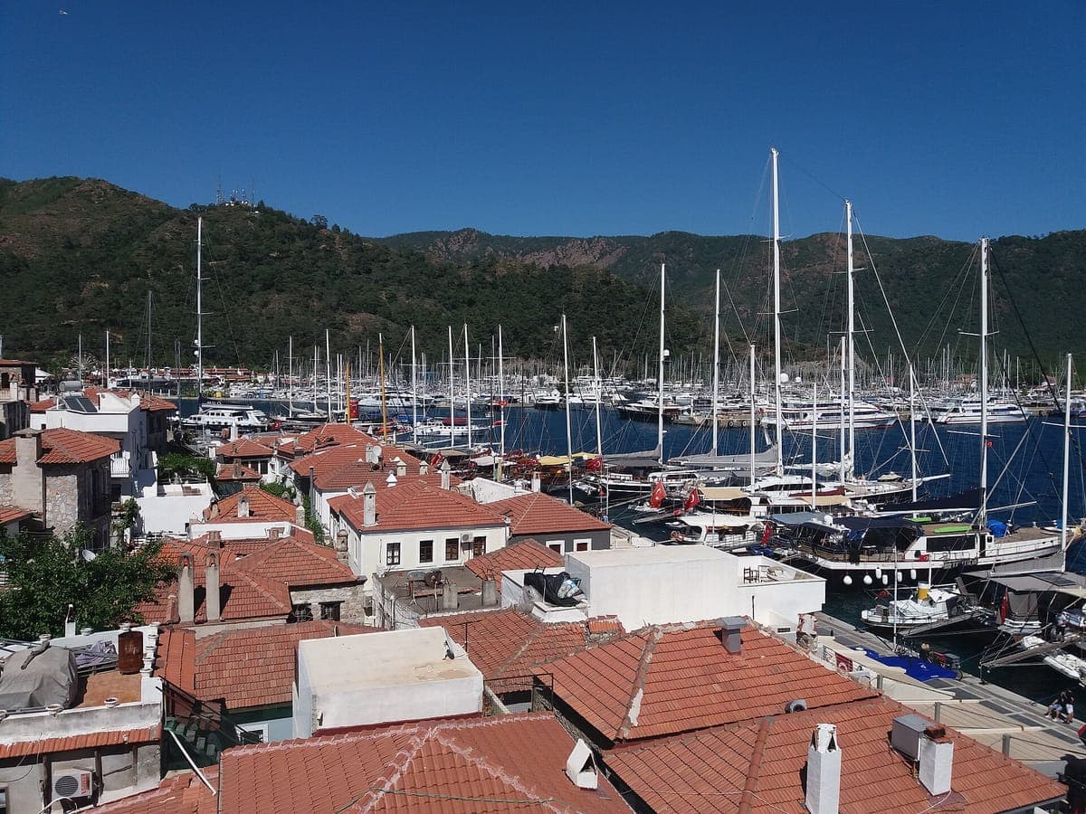 Marina üzerinde Marmaris eski şehrinin kırmızı çatılı evleri